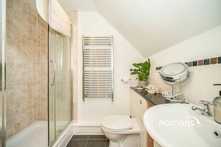 Waterloo Road, Crowthorne, Berkshire, RG45 - Photo 2