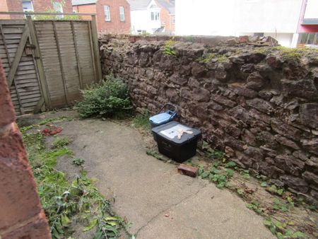 3 bed Semi-Detached - To Let - Photo 4