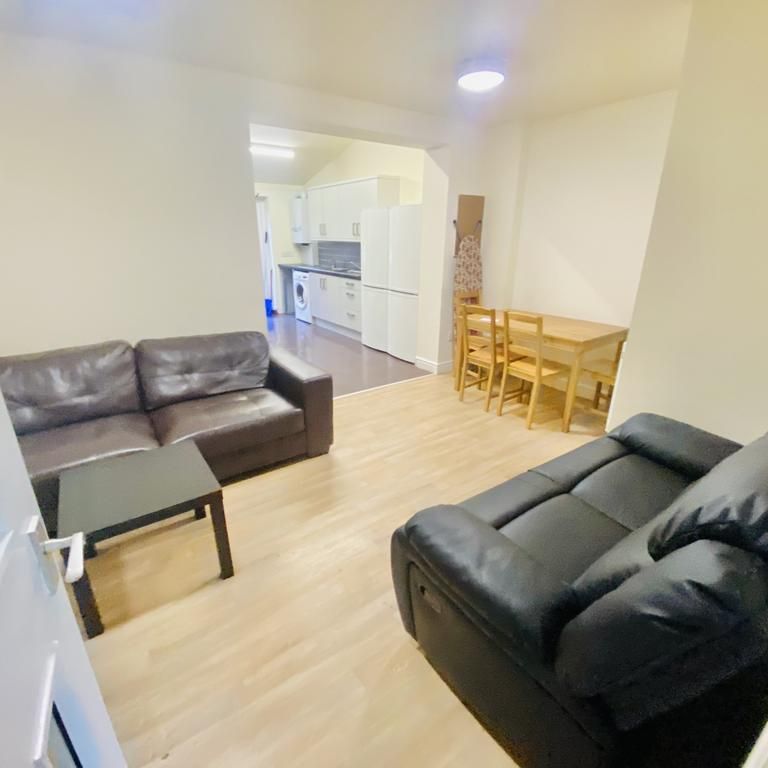 6 bedroom terraced house to rent - Photo 1