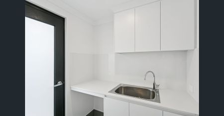 Sleek, Brand-New Middle Townhouse in Victoria Park — Designed for Space, Comfort & Modern Living - Photo 2