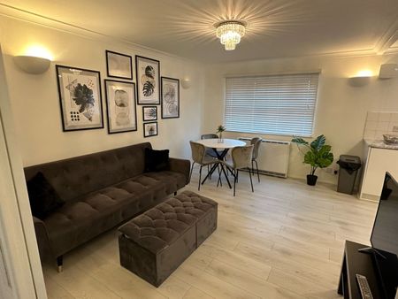 1 Bed Flat, Henry Doulton Drive, SW17 - Photo 2