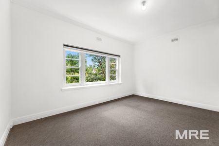 Spacious living and dual access - Photo 3