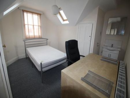 1 bedroom in a house share to rent - Photo 2