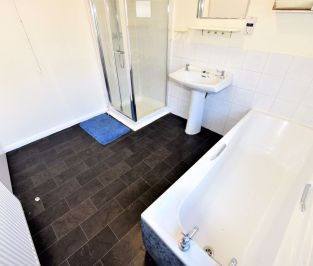 6 bedroom Flat in Otley Road, Leeds - Photo 1