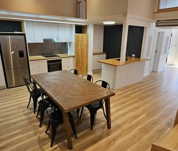 Coastal Elegance Meets Café Convenience - Photo 2