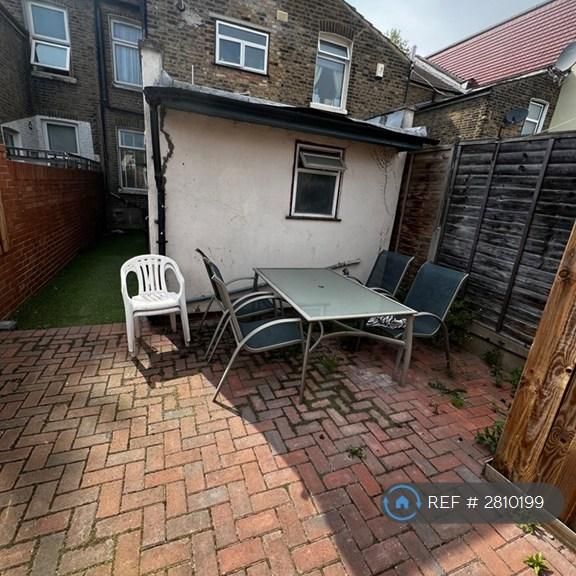 1 bedroom in a flat share to rent - Photo 1