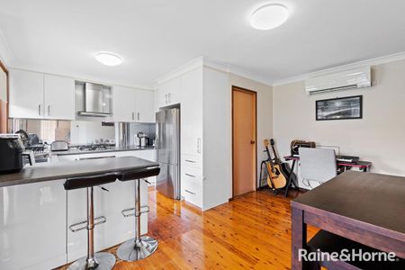 BEAUTIFUL VILLA IN THE HEART OF INGLEBURN READY TO BE YOURS! - Photo 3