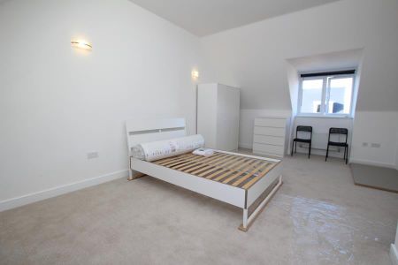 4 bedroom semi-detached house to rent - Photo 4