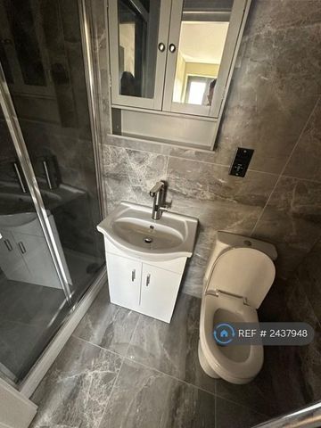 1 bedroom in a house share to rent - Photo 5