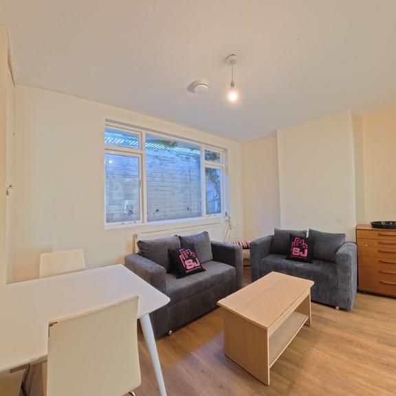 4 bedroom terraced house to rent - Photo 1