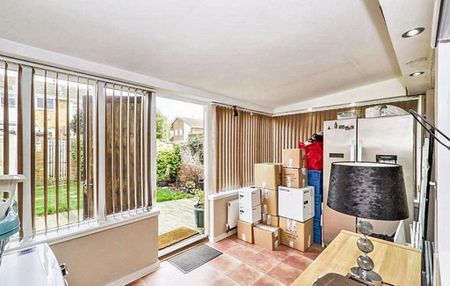 3 bedroom semi-detached house to rent - Photo 2