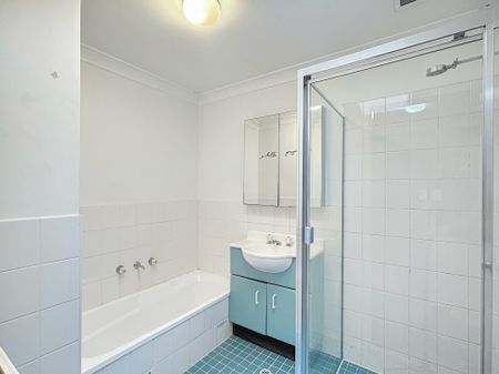 Bright & Sunny 2 Storey Apartment ! - Photo 5