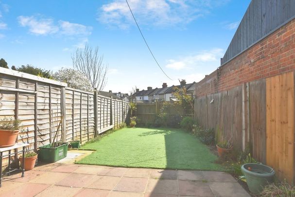 2 bedroom end of terrace house to rent - Photo 1
