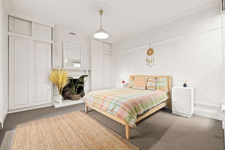 Art Deco with Courtyard Retreat - Photo 5