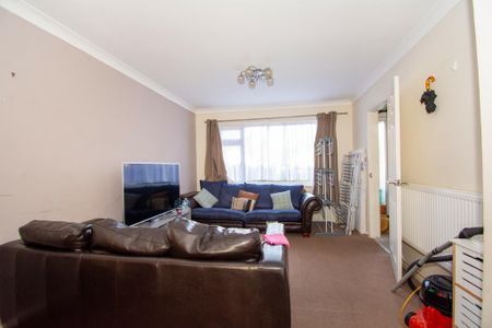 3 bedroom semi-detached house to rent - Photo 2