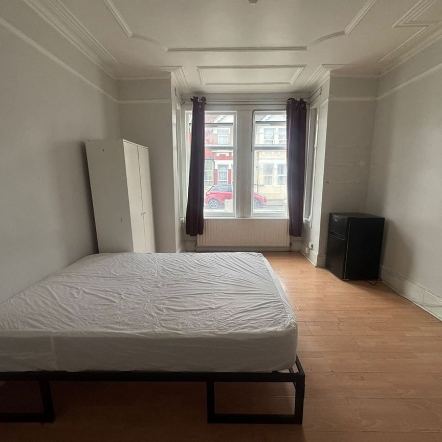 Room in a Shared House, Clements Road, E6 - Photo 1