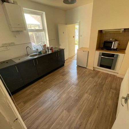 1 bedroom in a house share to rent - Photo 3