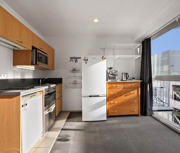 Sunny 2-Bedroom City Apartment - Photo 3