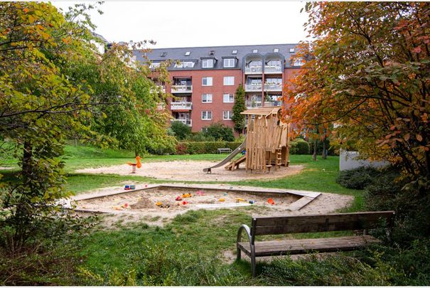 - Schöne Wohnung mit Parkett und Balkon - großer grüner Innenhof - Foto 1