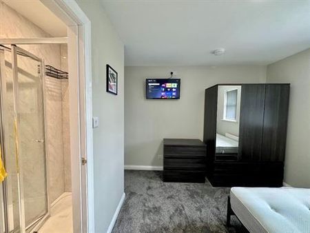 5 bedroom detached house to rent - Photo 3