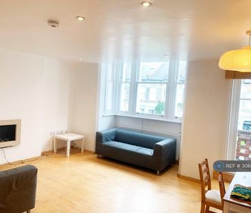 2 bedroom flat to rent - Photo 2