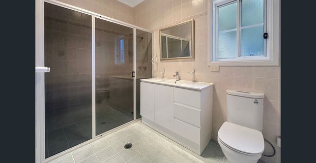 🏡 Double Brick & Double Garage: Space and Comfort Central! - Photo 1