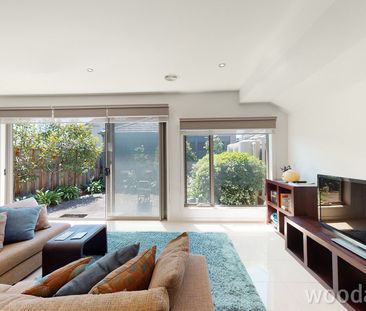 3 Bedroom Townhouse in Great Location! - Photo 2