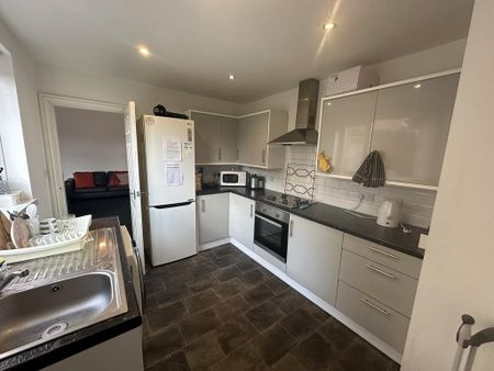 1 bedroom in a house share to rent - Photo 5
