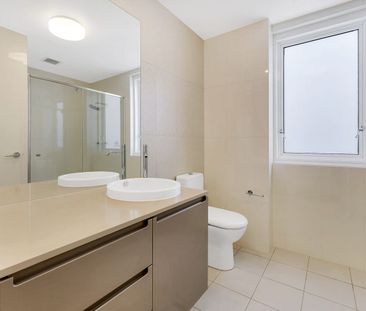 Immaculate Apartment with Extensive Wraparound Terrace - Photo 3