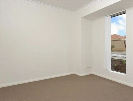 “Modern Townhouse in Prime Location” - Photo 5