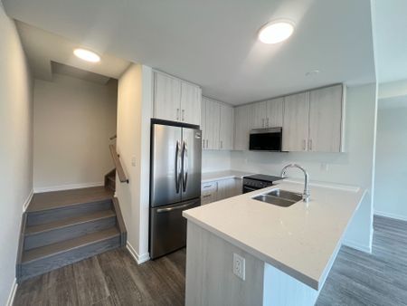 For Lease - 214 Matawin Lane, Richmond Hill, Ontario - Photo 2