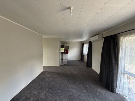 Double Garage, 3 Bed 1 Bath Standalone House - Photo 4