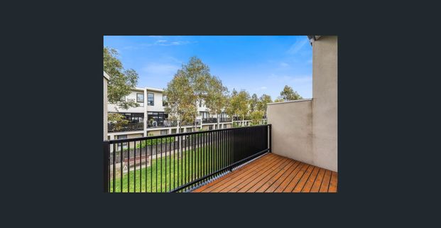 Stylish 3 Level Townhouse - sure to impress! - Photo 1