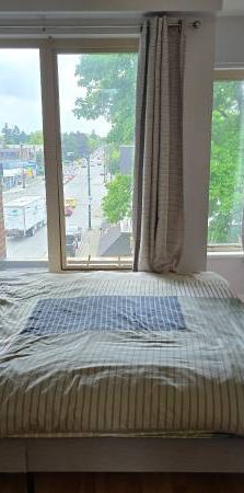 2 beds + 1 bath; 7 min walk to VGH! - Photo 1