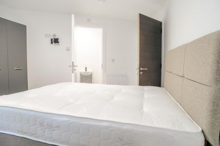 6 bedroom flat to rent - Photo 4