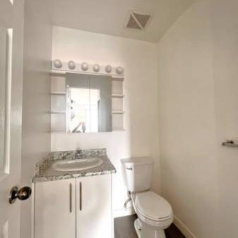 2 Bedroom + 1.5 Bathroom - Fully Renovated unit - Photo 4