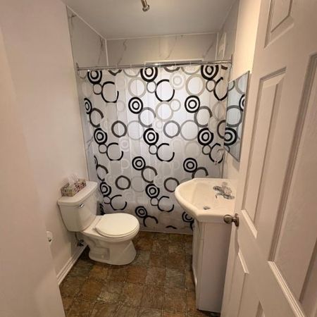 5 1/2 + entrée privée à louer - Photo 3