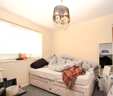 Lynwood, Guildford, Surrey, GU2 7NY - Photo 4