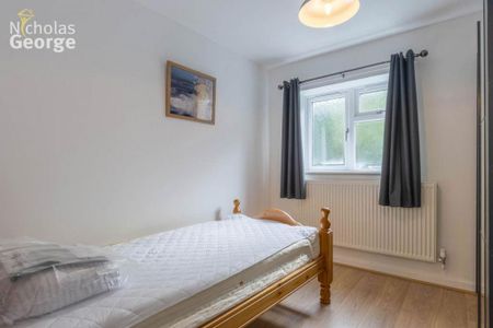 3 bedroom flat to rent - Photo 3