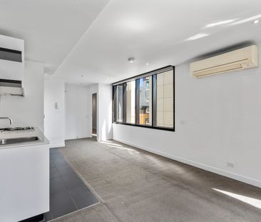 The Ultimate Melbourne Lifestyle – Stylish 1-Bedroom Apartment - Photo 2