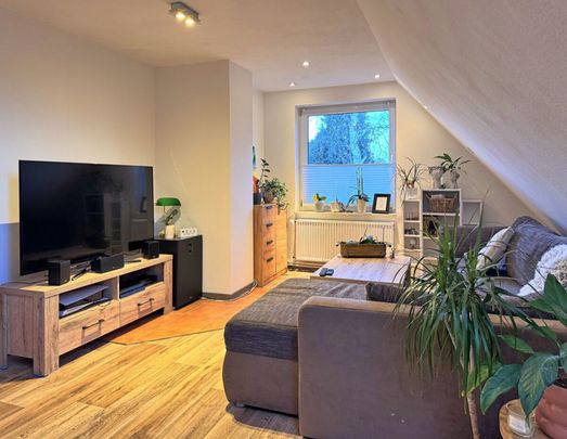 Charmante Dachgeschosswohnung mit Einbauküche, Balkon und Terrasse in ruhiger Lage von Großefehn - Photo 1