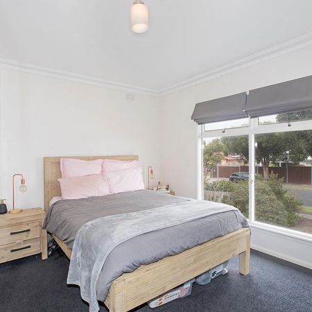 Wonderful Location, Perfect Family Home - Photo 4