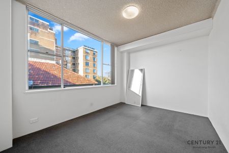 Studio Apartment in Prime Location with Communal Rooftop - Photo 4