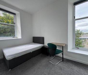 4 bedroom flat to rent - Photo 4