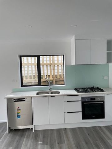 Near Brand New 3 Bedroom For Rent - Photo 2