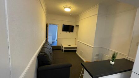 1 bedroom in a house share to rent - Photo 2