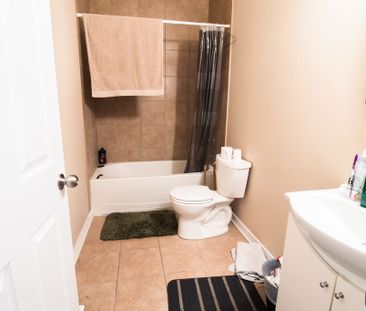 **ALL UTILITIES INCLUDED** STUDENT ROOMS FOR RENT IN ST. CATHARINES... - Photo 2