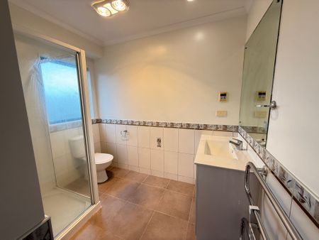 4 Bedroom Property with 2 Lounges&excl;&excl; - Photo 5