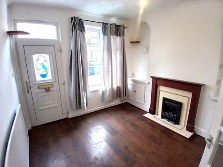 2 bedroom end of terrace house to rent - Photo 2