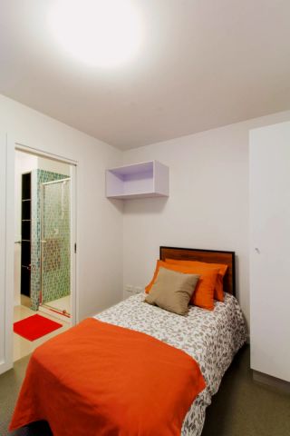 Large 1 Bedroom with balcony style 2 - Photo 2